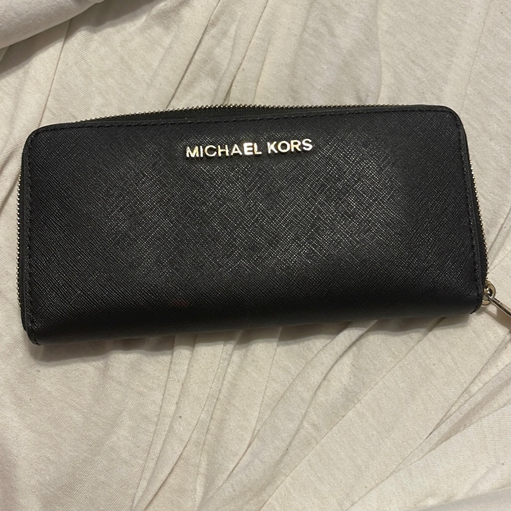Black Michael kors wallet. Great condition.